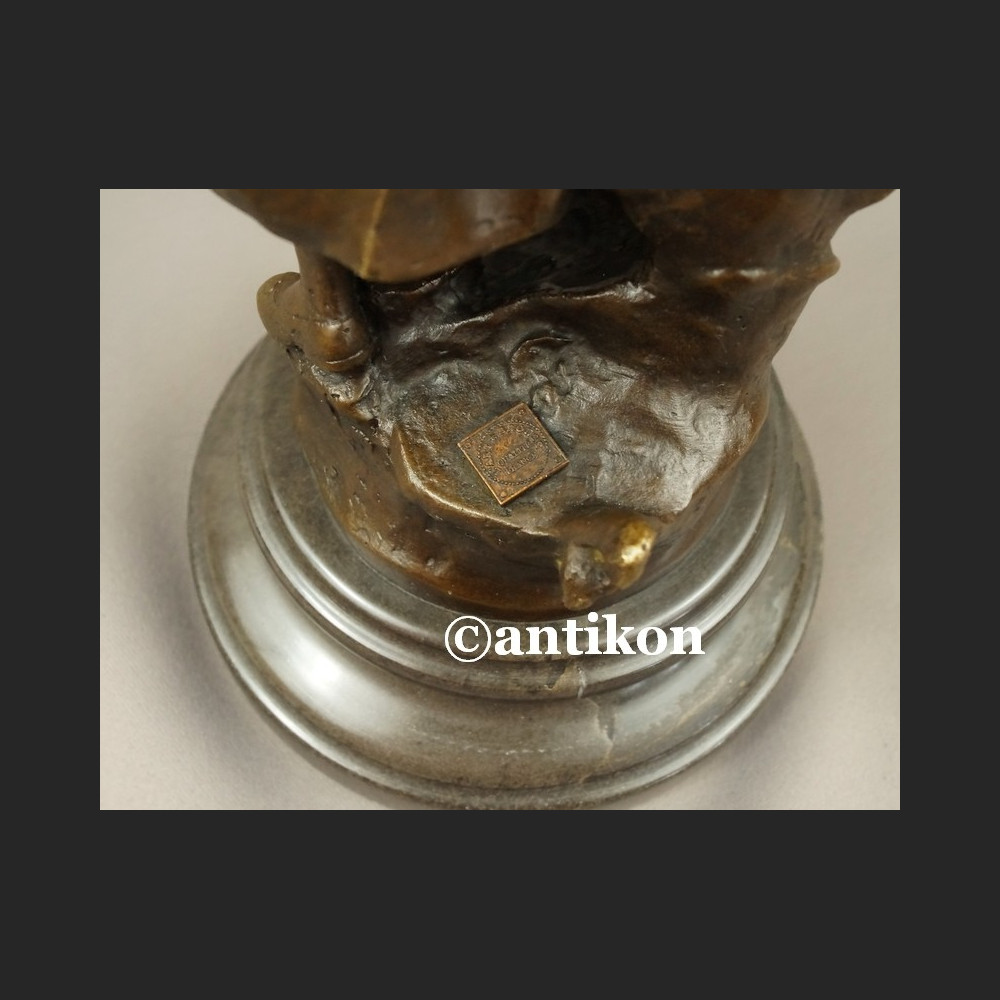 Rzeźba z brązu Żniwiarka dziewczyna z grabiami piękna figurka Rzeźba z brązu Żniwiarka dziewczyna z grabiami piękna figurka