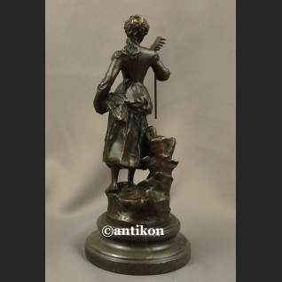 Rzeźba z brązu Żniwiarka dziewczyna z grabiami piękna figurka Rzeźba z brązu Żniwiarka dziewczyna z grabiami piękna figurka