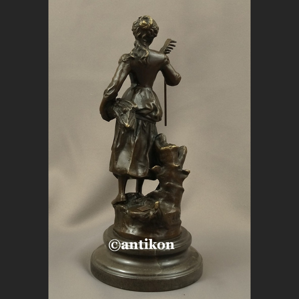 Rzeźba z brązu Żniwiarka dziewczyna z grabiami piękna figurka Rzeźba z brązu Żniwiarka dziewczyna z grabiami piękna figurka