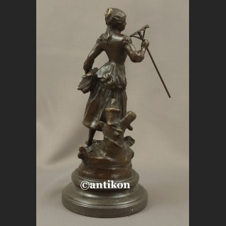 Rzeźba z brązu Żniwiarka dziewczyna z grabiami piękna figurka Rzeźba z brązu Żniwiarka dziewczyna z grabiami piękna figurka