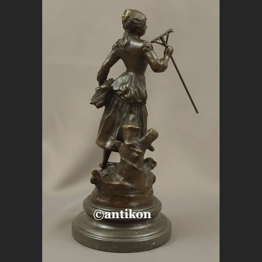 Rzeźba z brązu Żniwiarka dziewczyna z grabiami piękna figurka Rzeźba z brązu Żniwiarka dziewczyna z grabiami piękna figurka