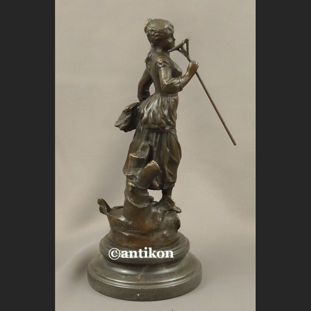 Rzeźba z brązu Żniwiarka dziewczyna z grabiami piękna figurka Rzeźba z brązu Żniwiarka dziewczyna z grabiami piękna figurka