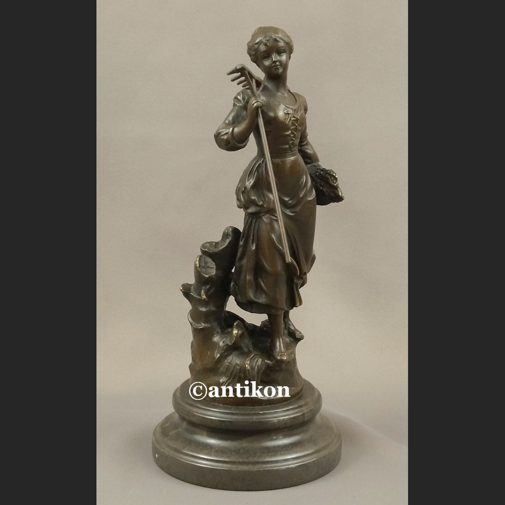 Rzeźba z brązu Żniwiarka dziewczyna z grabiami piękna figurka Rzeźba z brązu Żniwiarka dziewczyna z grabiami piękna figurka