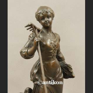 Rzeźba z brązu Żniwiarka dziewczyna z grabiami piękna figurka Rzeźba z brązu Żniwiarka dziewczyna z grabiami piękna figurka