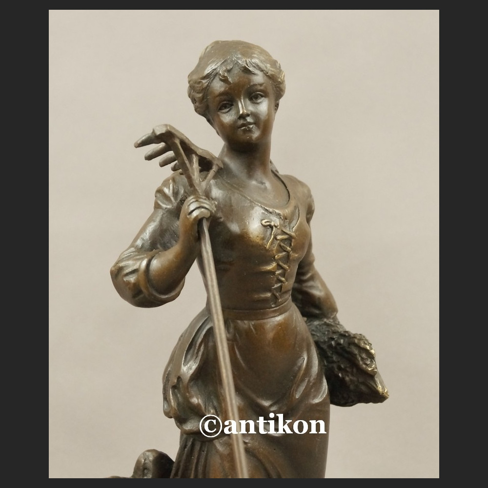 Rzeźba z brązu Żniwiarka dziewczyna z grabiami piękna figurka Rzeźba z brązu Żniwiarka dziewczyna z grabiami piękna figurka