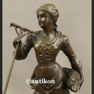 Rzeźba z brązu Żniwiarka dziewczyna z grabiami piękna figurka Rzeźba z brązu Żniwiarka dziewczyna z grabiami piękna figurka