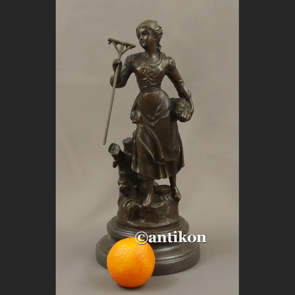 Rzeźba z brązu Żniwiarka dziewczyna z grabiami piękna figurka Rzeźba z brązu Żniwiarka dziewczyna z grabiami piękna figurka