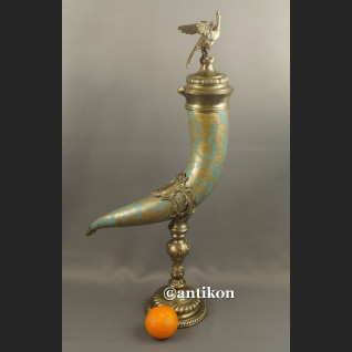 Róg obfitości na szczęście okuty brązem Róg obfitości na szczęście okuty brązem