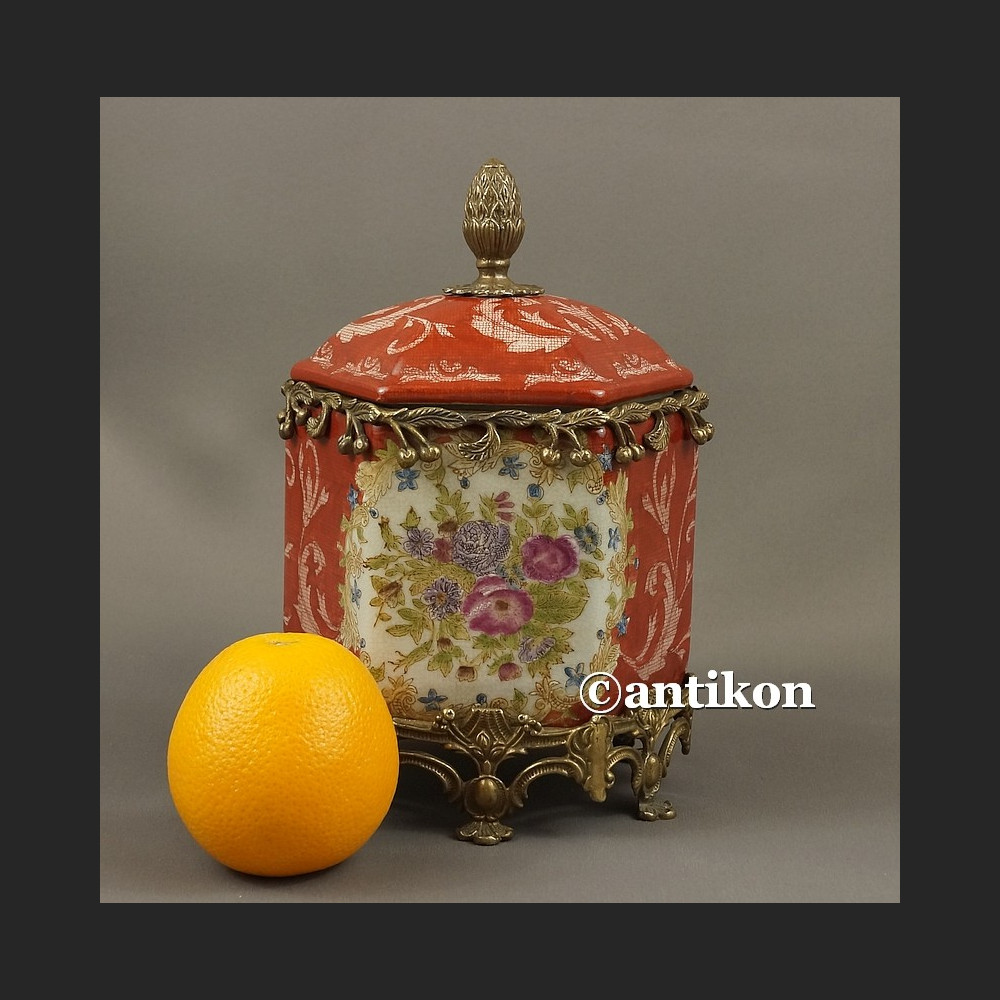 Herbatnica czerwona okuta brązem barokowa szkatuła Herbatnica czerwona okuta brązem barokowa szkatuła