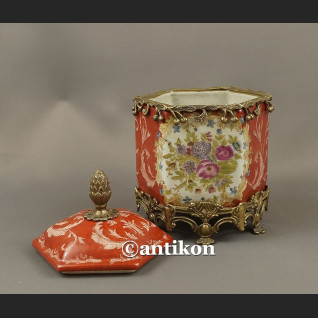 Herbatnica czerwona okuta brązem barokowa szkatuła Herbatnica czerwona okuta brązem barokowa szkatuła