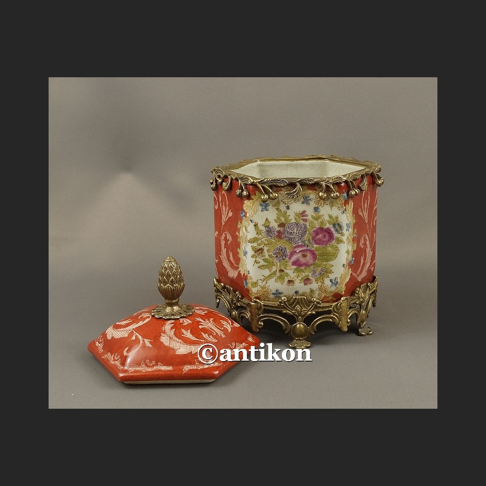 Herbatnica czerwona okuta brązem barokowa szkatuła Herbatnica czerwona okuta brązem barokowa szkatuła