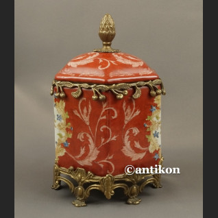 Herbatnica czerwona okuta brązem barokowa szkatuła Herbatnica czerwona okuta brązem barokowa szkatuła