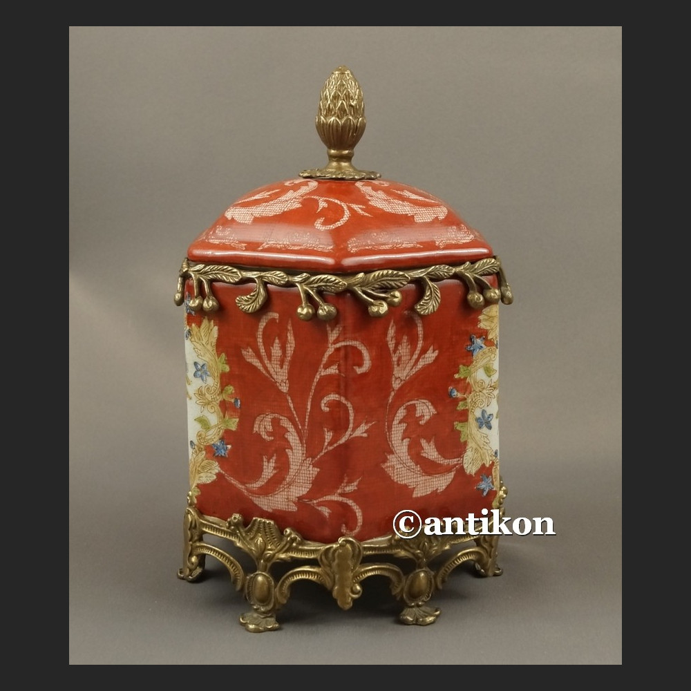 Herbatnica czerwona okuta brązem barokowa szkatuła Herbatnica czerwona okuta brązem barokowa szkatuła