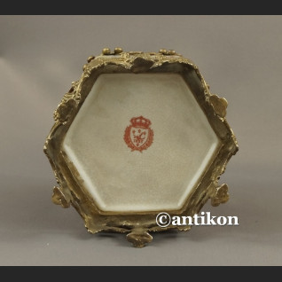 Herbatnica czerwona okuta brązem barokowa szkatuła Herbatnica czerwona okuta brązem barokowa szkatuła