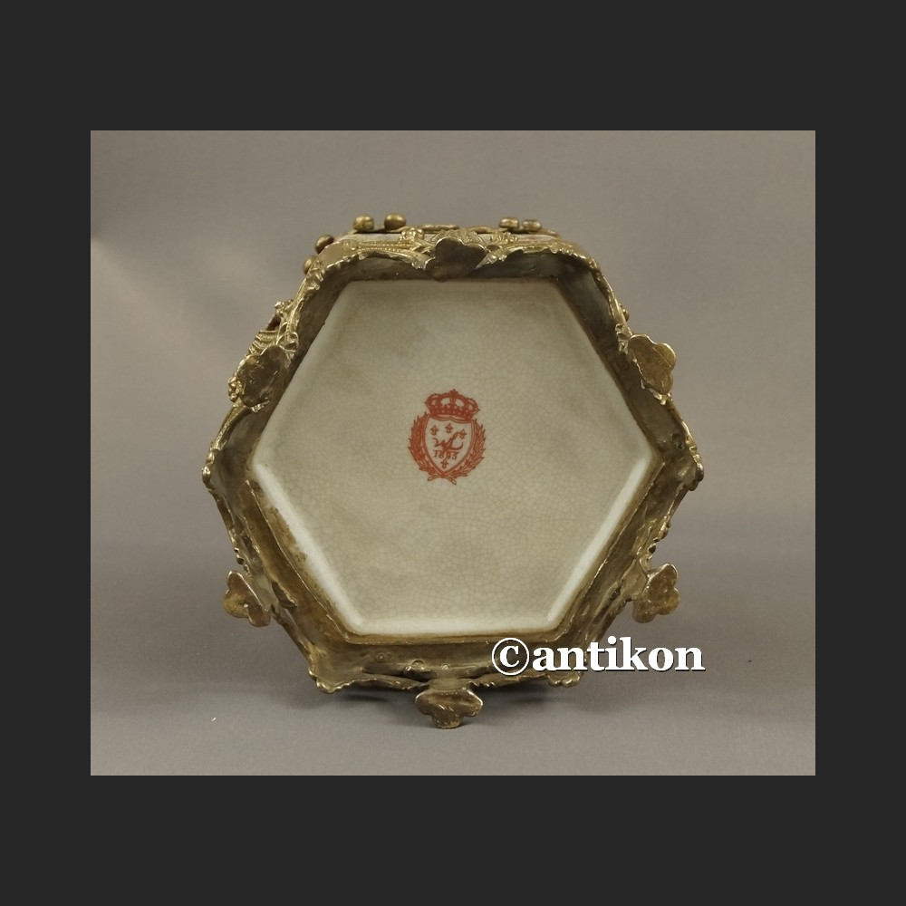 Herbatnica czerwona okuta brązem barokowa szkatuła Herbatnica czerwona okuta brązem barokowa szkatuła