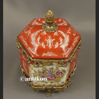 Herbatnica czerwona okuta brązem barokowa szkatuła Herbatnica czerwona okuta brązem barokowa szkatuła