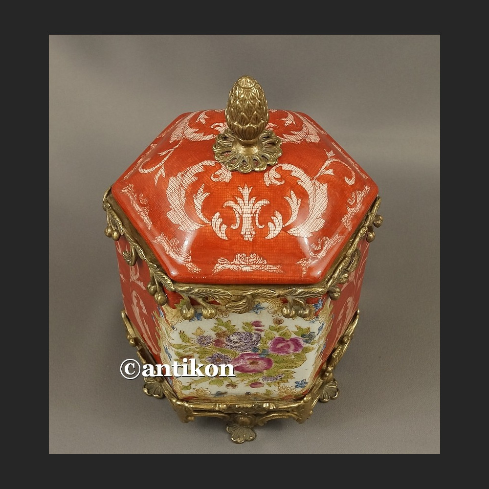 Herbatnica czerwona okuta brązem barokowa szkatuła Herbatnica czerwona okuta brązem barokowa szkatuła