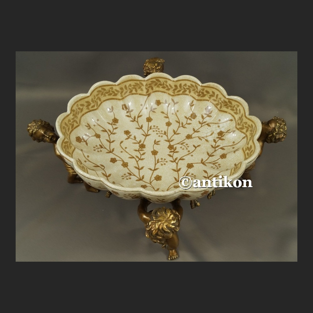 Patera z aniołami wielka barokowa porcelana okuta brązem Patera z aniołami wielka barokowa porcelana okuta brązem