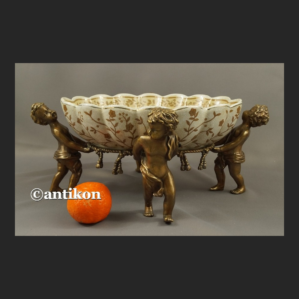 Patera z aniołami wielka barokowa porcelana okuta brązem Patera z aniołami wielka barokowa porcelana okuta brązem