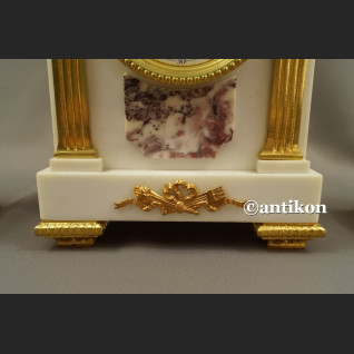 Stary zegar kominkowy ze świecznikami Francja  biały marmurowy  Stary zegar kominkowy ze świecznikami Francja  biały marmurowy