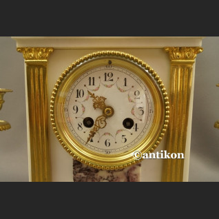 Stary zegar kominkowy ze świecznikami Francja  biały marmurowy  Stary zegar kominkowy ze świecznikami Francja  biały marmurowy