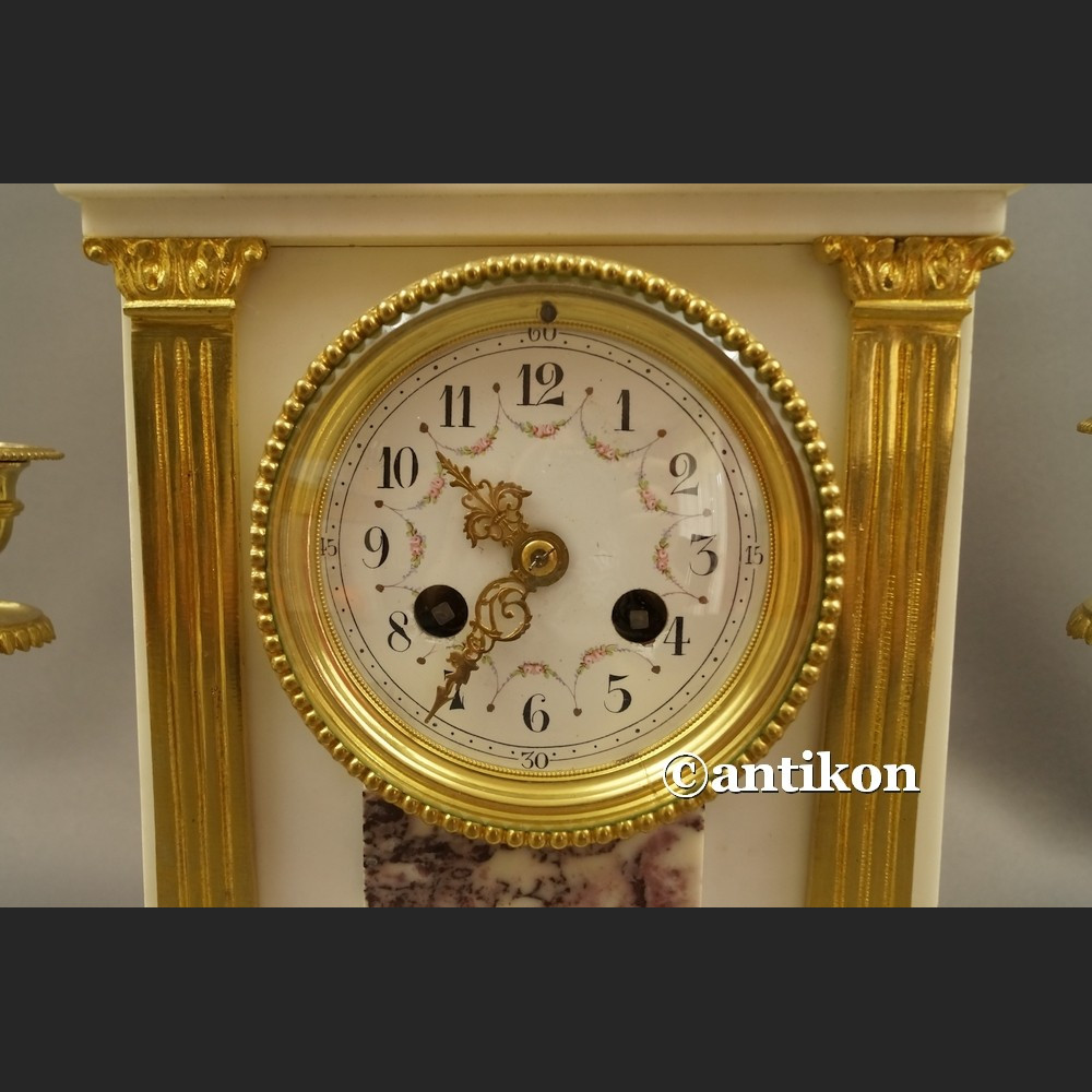 Stary zegar kominkowy ze świecznikami Francja  biały marmurowy  Stary zegar kominkowy ze świecznikami Francja  biały marmurowy