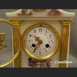 Stary zegar kominkowy ze świecznikami Francja  biały marmurowy  Stary zegar kominkowy ze świecznikami Francja  biały marmurowy