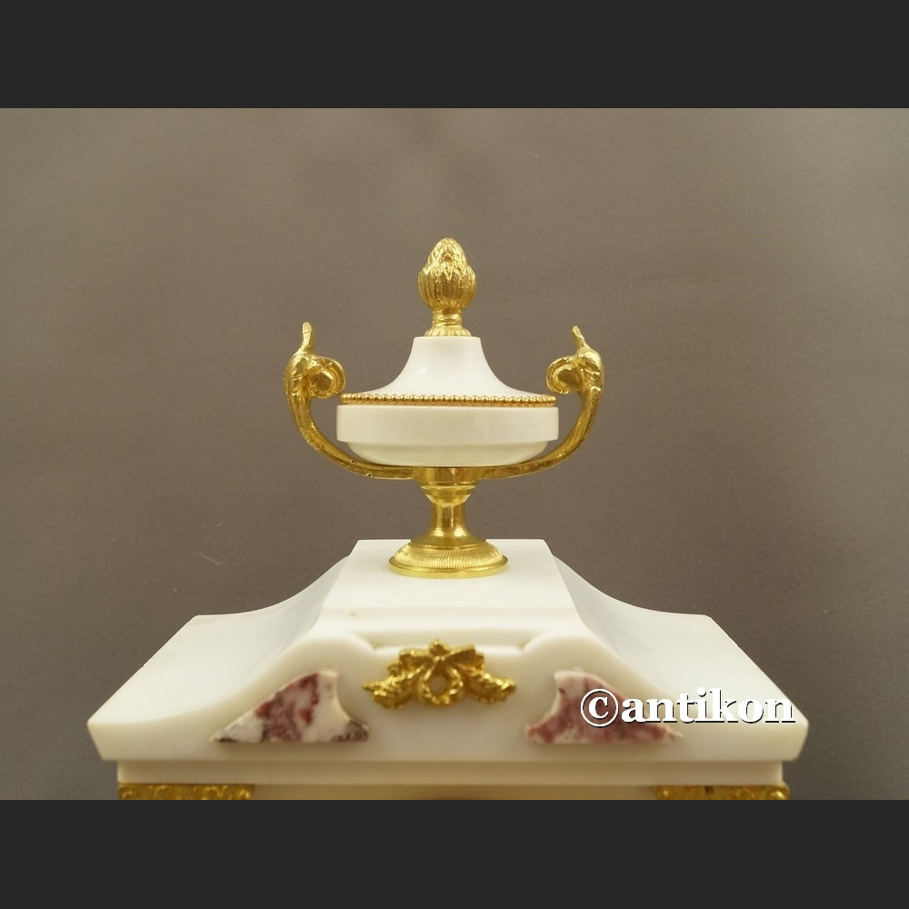 Stary zegar kominkowy ze świecznikami Francja  biały marmurowy  Stary zegar kominkowy ze świecznikami Francja  biały marmurowy