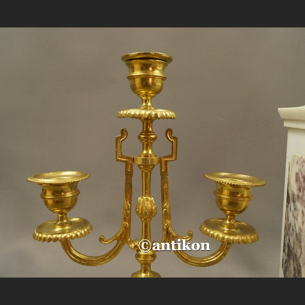 Stary zegar kominkowy ze świecznikami Francja  biały marmurowy  Stary zegar kominkowy ze świecznikami Francja  biały marmurowy