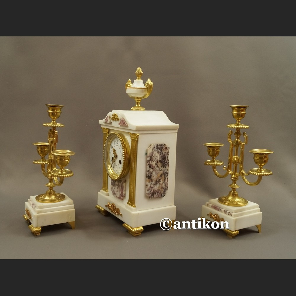 Stary zegar kominkowy ze świecznikami Francja  biały marmurowy  Stary zegar kominkowy ze świecznikami Francja  biały marmurowy