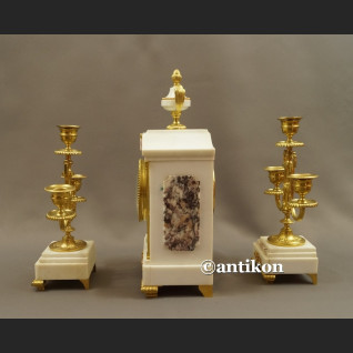 Stary zegar kominkowy ze świecznikami Francja  biały marmurowy  Stary zegar kominkowy ze świecznikami Francja  biały marmurowy