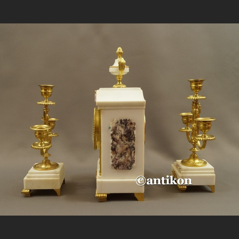 Stary zegar kominkowy ze świecznikami Francja  biały marmurowy  Stary zegar kominkowy ze świecznikami Francja  biały marmurowy