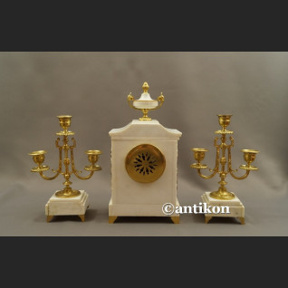 Stary zegar kominkowy ze świecznikami Francja  biały marmurowy  Stary zegar kominkowy ze świecznikami Francja  biały marmurowy