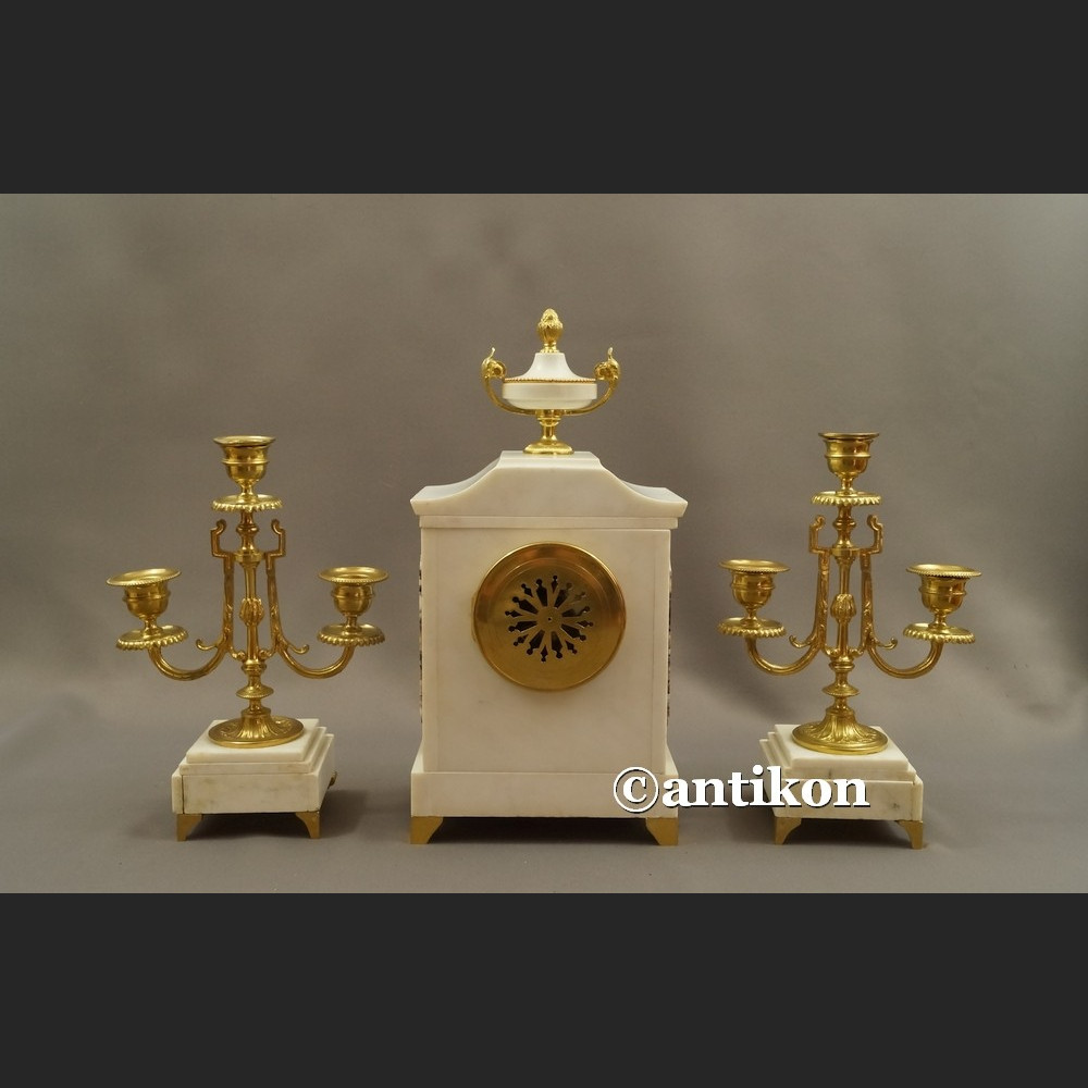 Stary zegar kominkowy ze świecznikami Francja  biały marmurowy  Stary zegar kominkowy ze świecznikami Francja  biały marmurowy