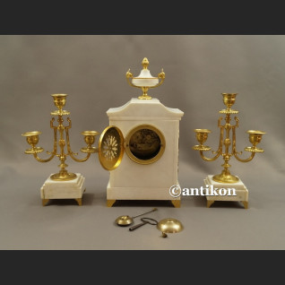 Stary zegar kominkowy ze świecznikami Francja  biały marmurowy  Stary zegar kominkowy ze świecznikami Francja  biały marmurowy