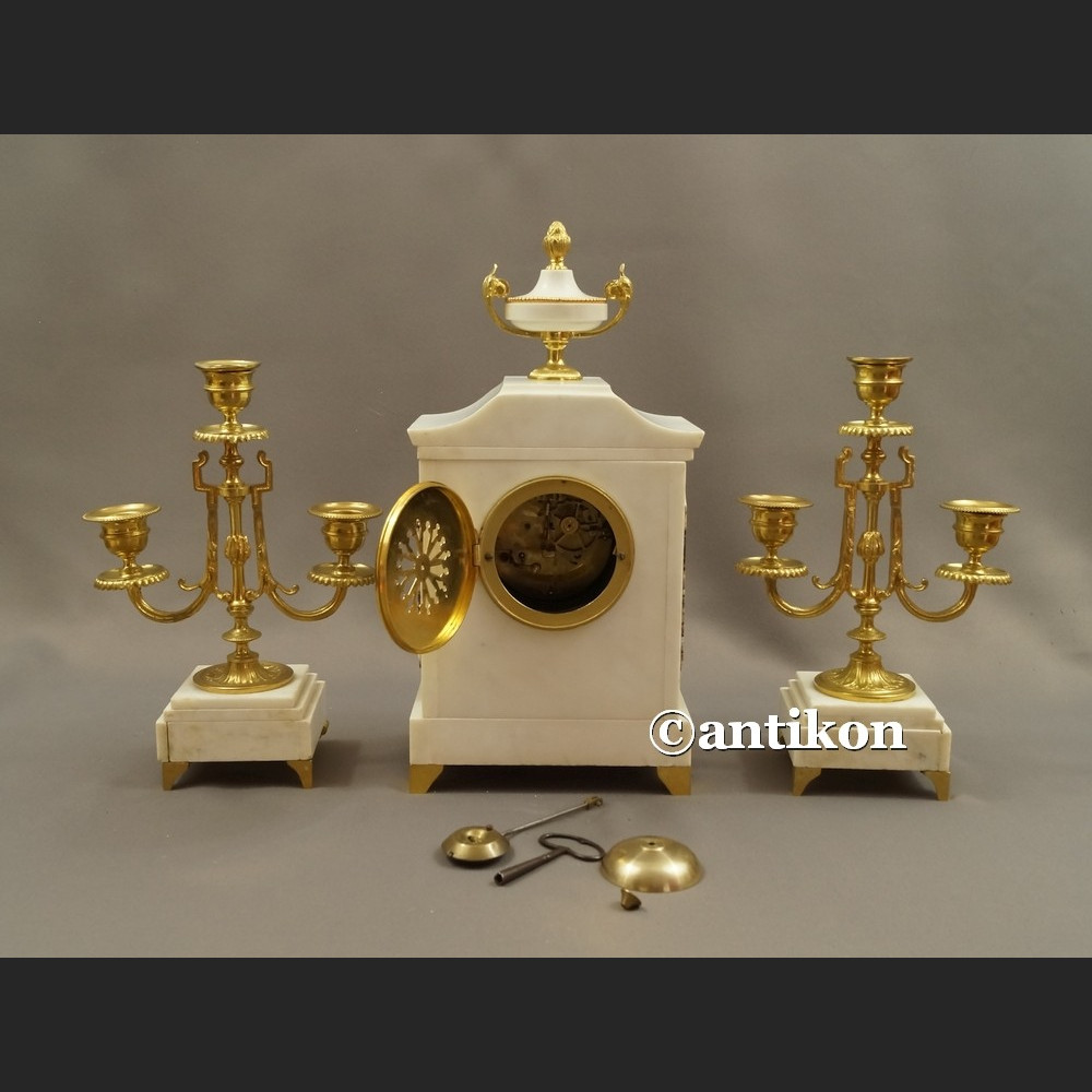 Stary zegar kominkowy ze świecznikami Francja  biały marmurowy  Stary zegar kominkowy ze świecznikami Francja  biały marmurowy