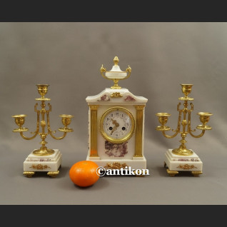 Stary zegar kominkowy ze świecznikami Francja  biały marmurowy  Stary zegar kominkowy ze świecznikami Francja  biały marmurowy