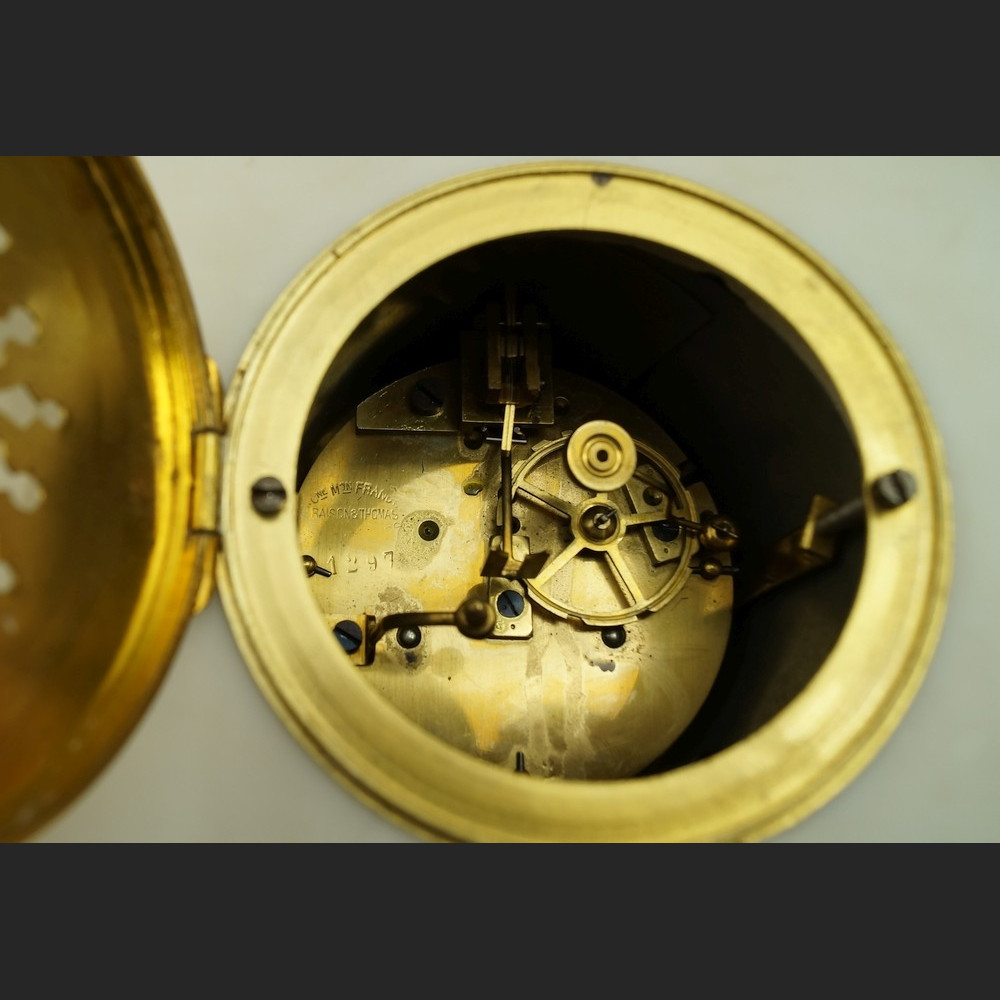 Stary zegar kominkowy ze świecznikami Francja  biały marmurowy  Stary zegar kominkowy ze świecznikami Francja  biały marmurowy