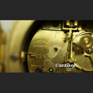 Stary zegar kominkowy ze świecznikami Francja  biały marmurowy  Stary zegar kominkowy ze świecznikami Francja  biały marmurowy