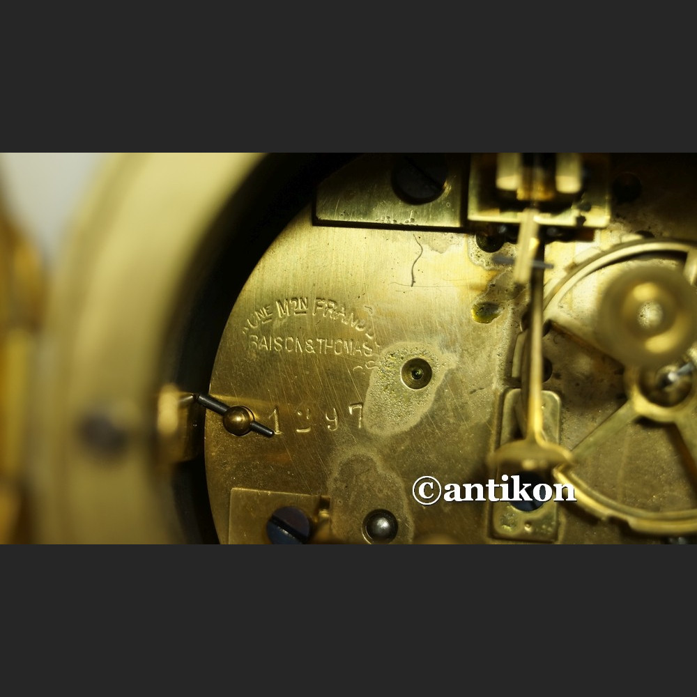 Stary zegar kominkowy ze świecznikami Francja  biały marmurowy  Stary zegar kominkowy ze świecznikami Francja  biały marmurowy