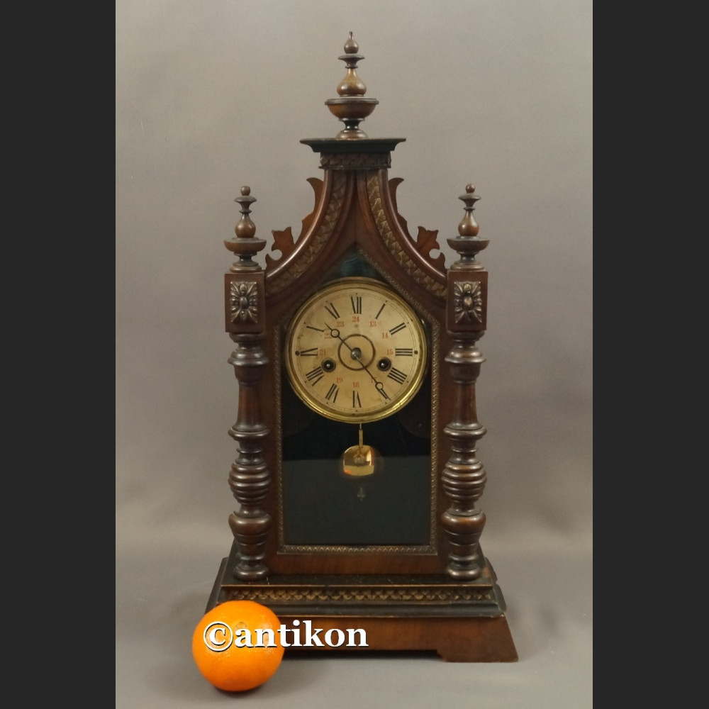 Stary duży zegar w drewnianej skrzyni kapliczkowy