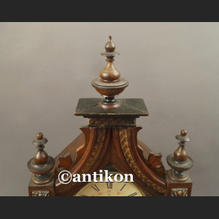 Stary duży zegar w drewnianej skrzyni kapliczkowy