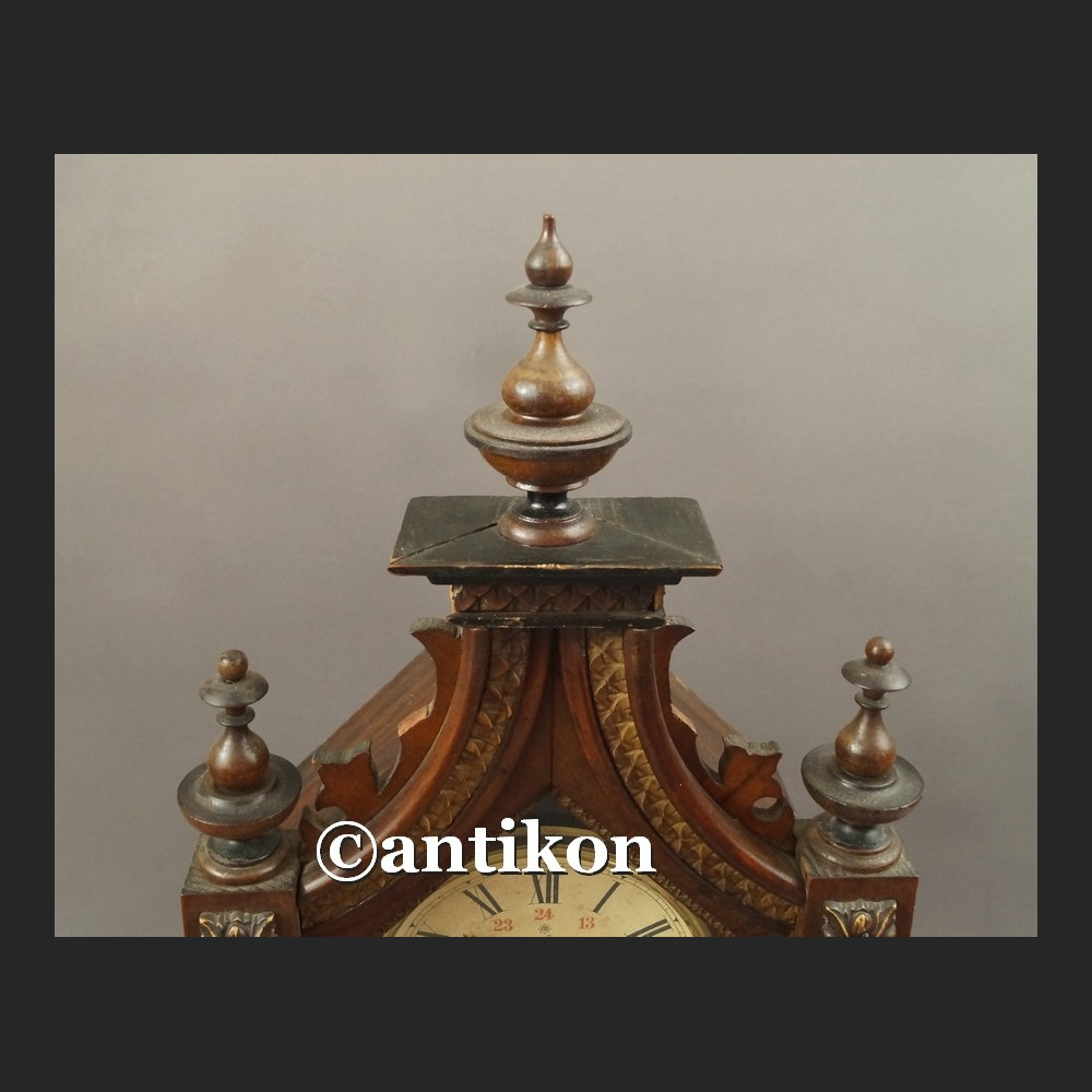 Stary duży zegar w drewnianej skrzyni kapliczkowy