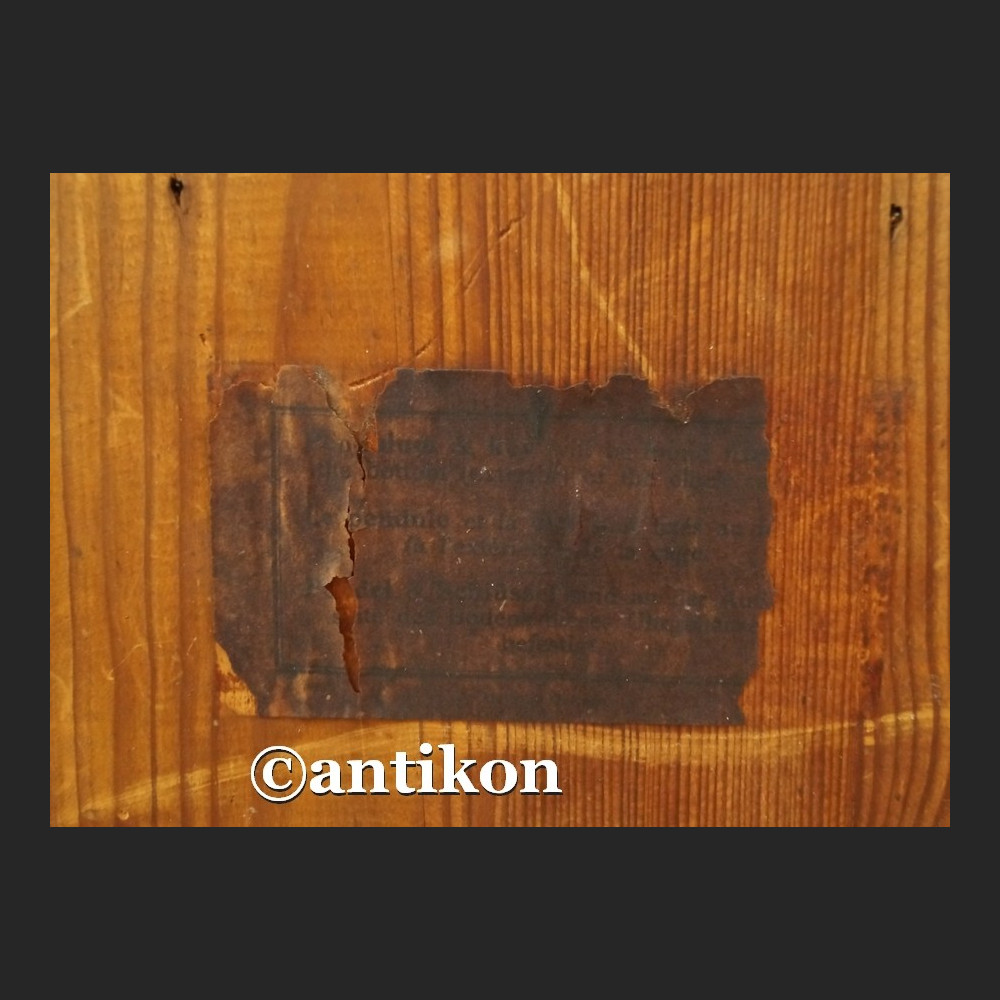 Stary duży zegar w drewnianej skrzyni kapliczkowy