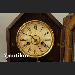 Stary duży zegar w drewnianej skrzyni kapliczkowy