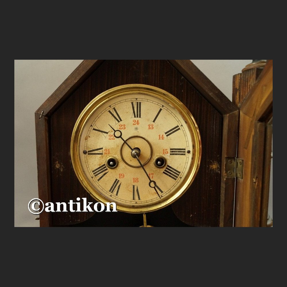 Stary duży zegar w drewnianej skrzyni kapliczkowy