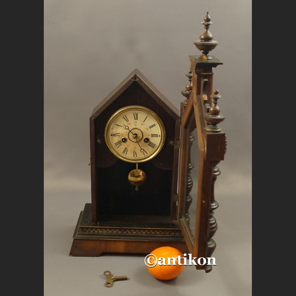 Stary duży zegar w drewnianej skrzyni kapliczkowy