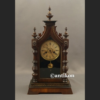 Stary duży zegar w drewnianej skrzyni kapliczkowy