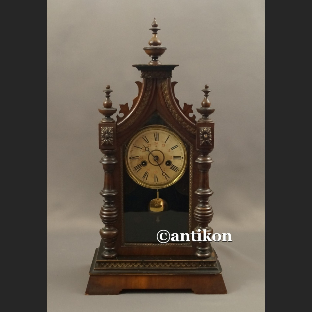 Stary duży zegar w drewnianej skrzyni kapliczkowy