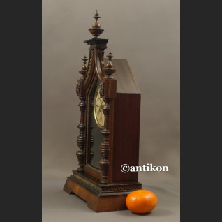 Stary duży zegar w drewnianej skrzyni kapliczkowy